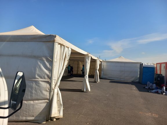 Campamento provisional para inmigrantes en Puerto de Naos 2
