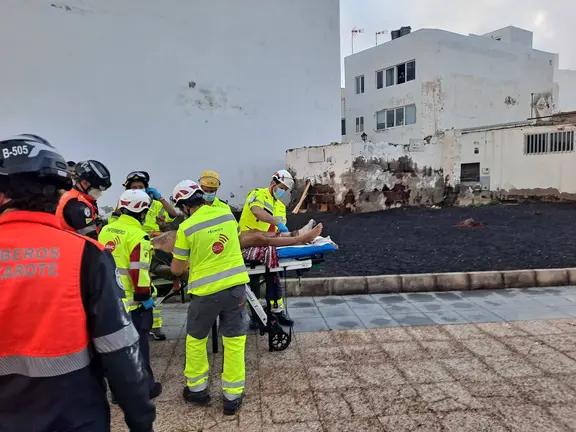 Evacuación del herido tras desplomarse un garaje