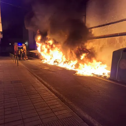 Quema de 19 contenedores y 5 coches en Arrecife