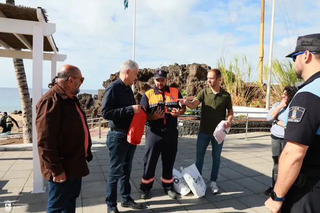 33 dispositivos salvavidas autoinflables en las playas de Tías