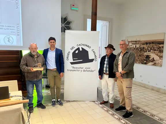 Guadarfía recibiendo la orden del Cachorro Canario
