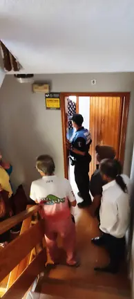 Momento en que la Policía Local irrumpió en la vivienda okupada