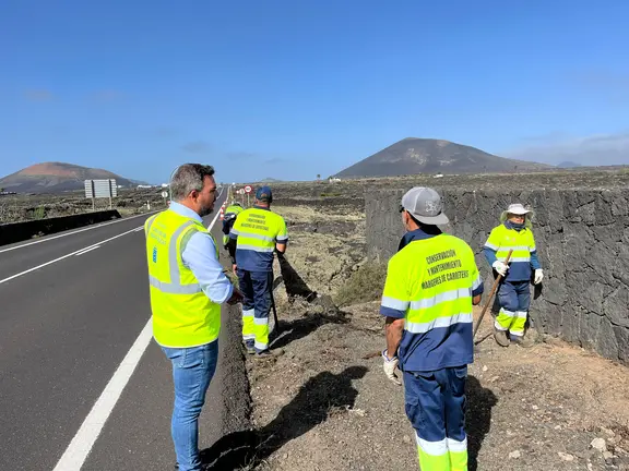 Jacobo junto a los trabajadores de los márgenes de carreteras