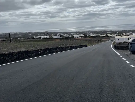 reasfaltado camino tendido eléctrico Mácher