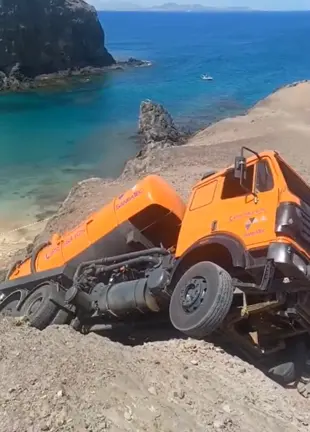 Cami&oacute;n ca&iacute;do en Papagayo 2