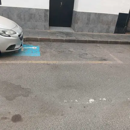 Otro vado en la calle Riego