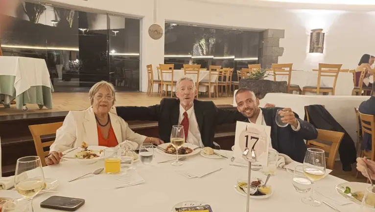 Emilio Medina con sus padres