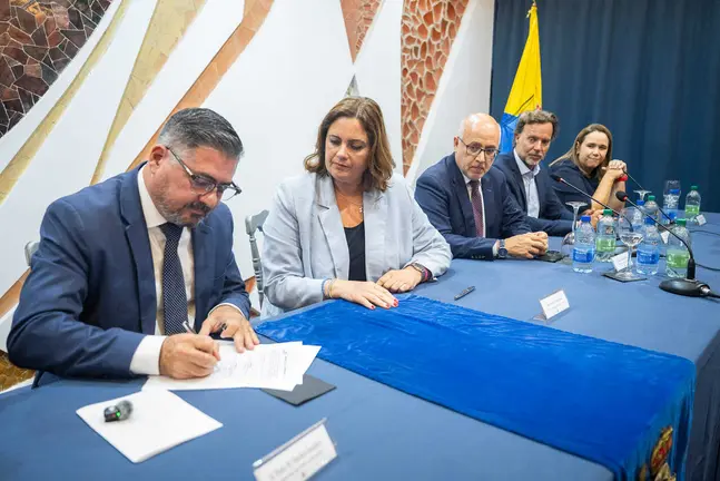 Firma de compraventa de la marina del Real Club N&aacute;utico de Gran Canaria