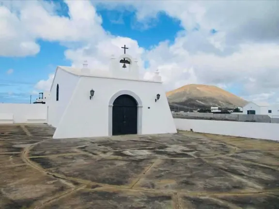PLAZA E IGLESIA DE MASDACHE