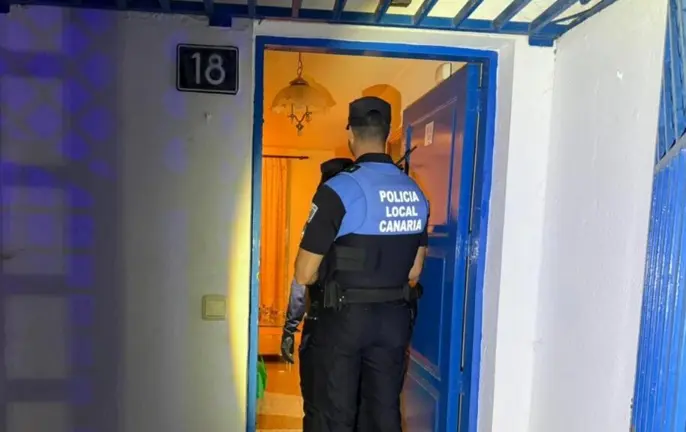 Agentes de polic&iacute;a en la vivienda okupada