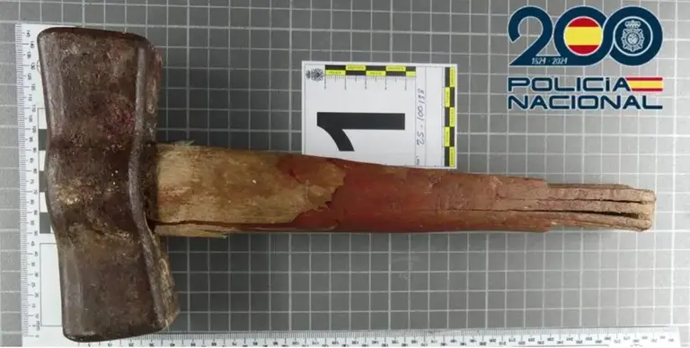 ;Martillo empleado para matar a su padre