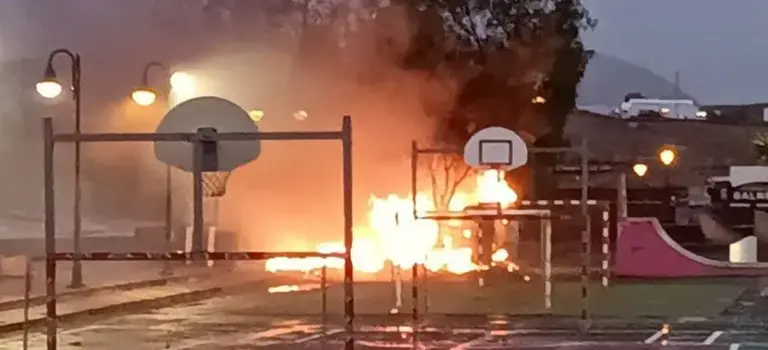 El fuego arras&oacute; la furgoneta-bar 3