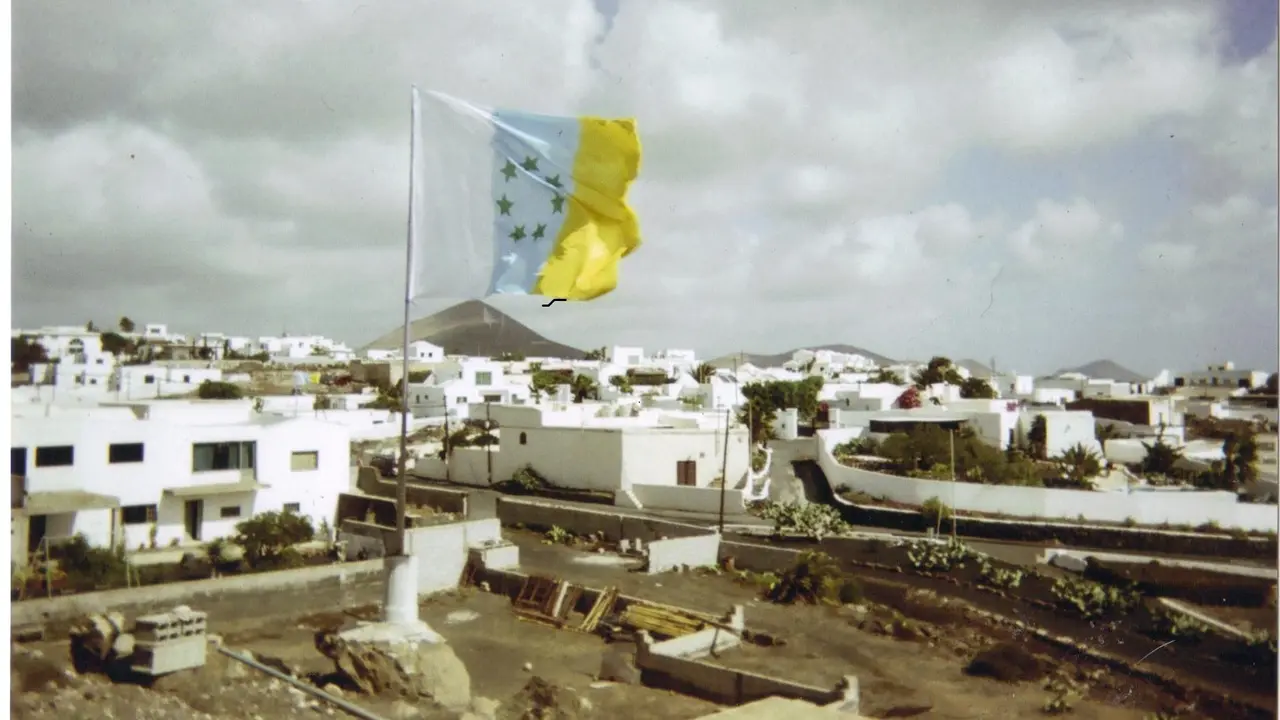 Bandera Nacional en Güime, sede de Vecinos Unidos