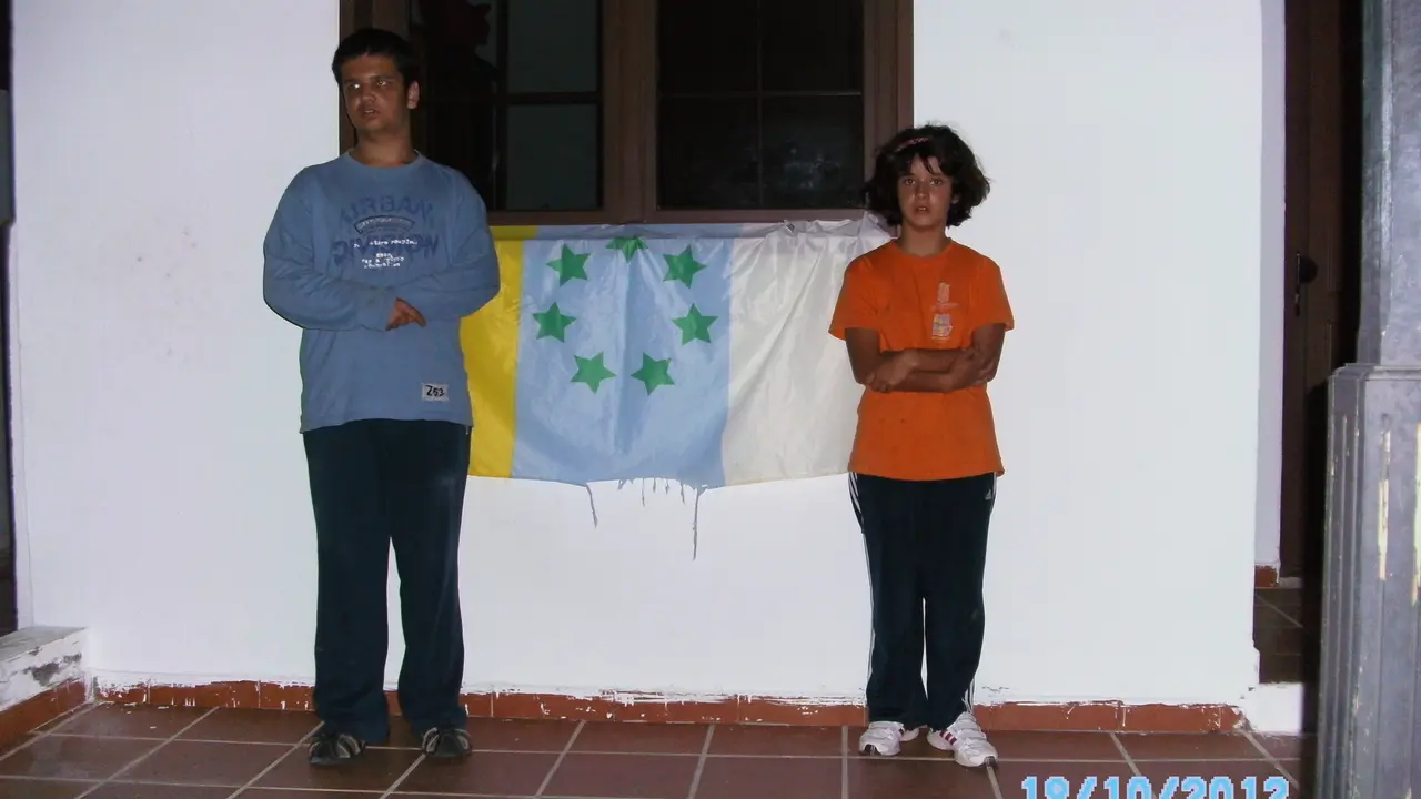 Amasik e Iballa con la Bandera Nacional Canaria