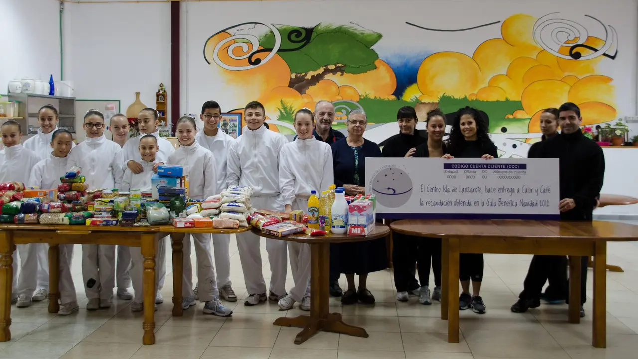 Entrega de alimentos a Calor y Café