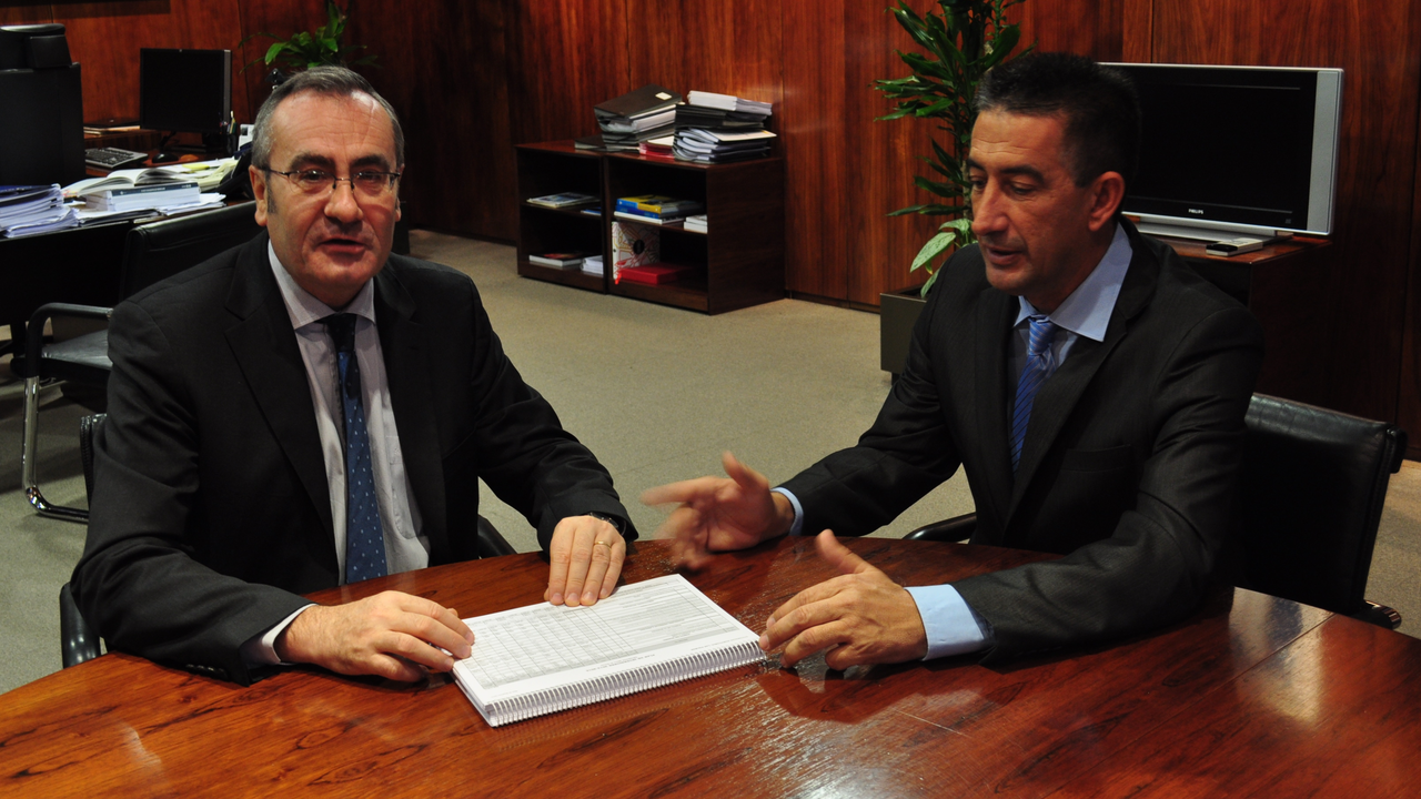 Claudio Gutiérrez y Presidente de Puertos-inversión en el Muelle de Corralejo