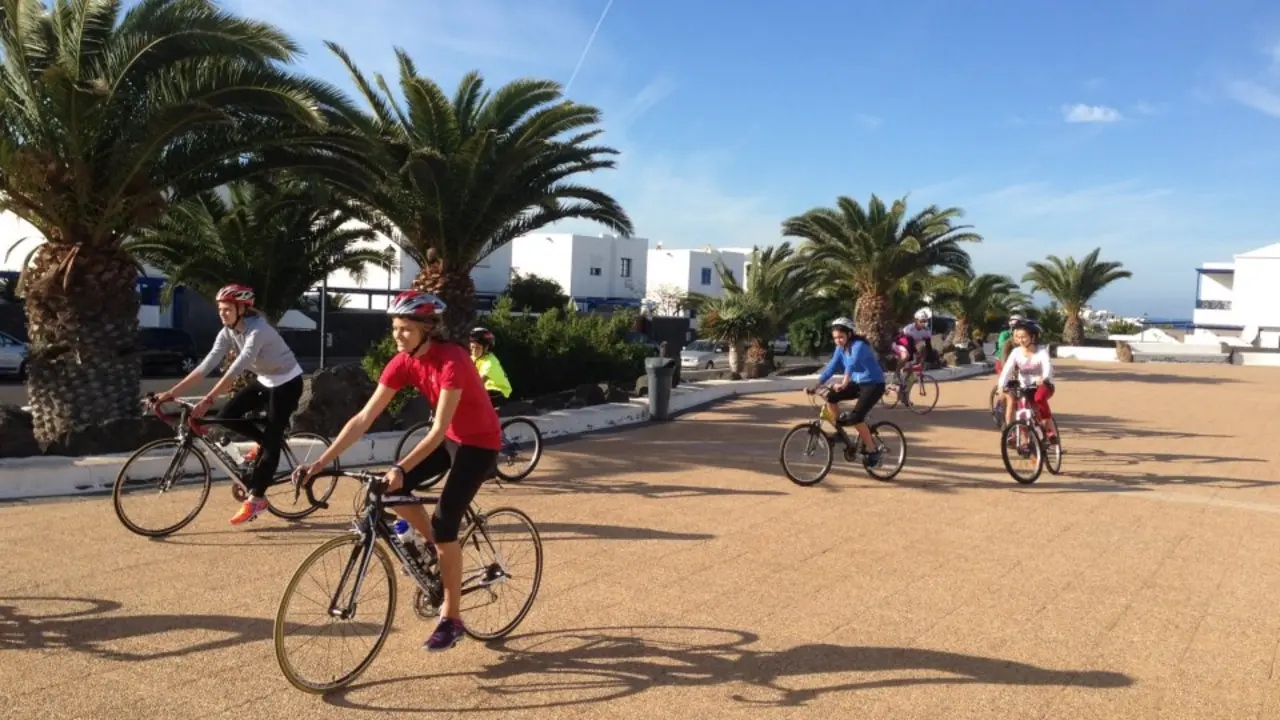 Una veintena de jóvenes en Playa Blanca