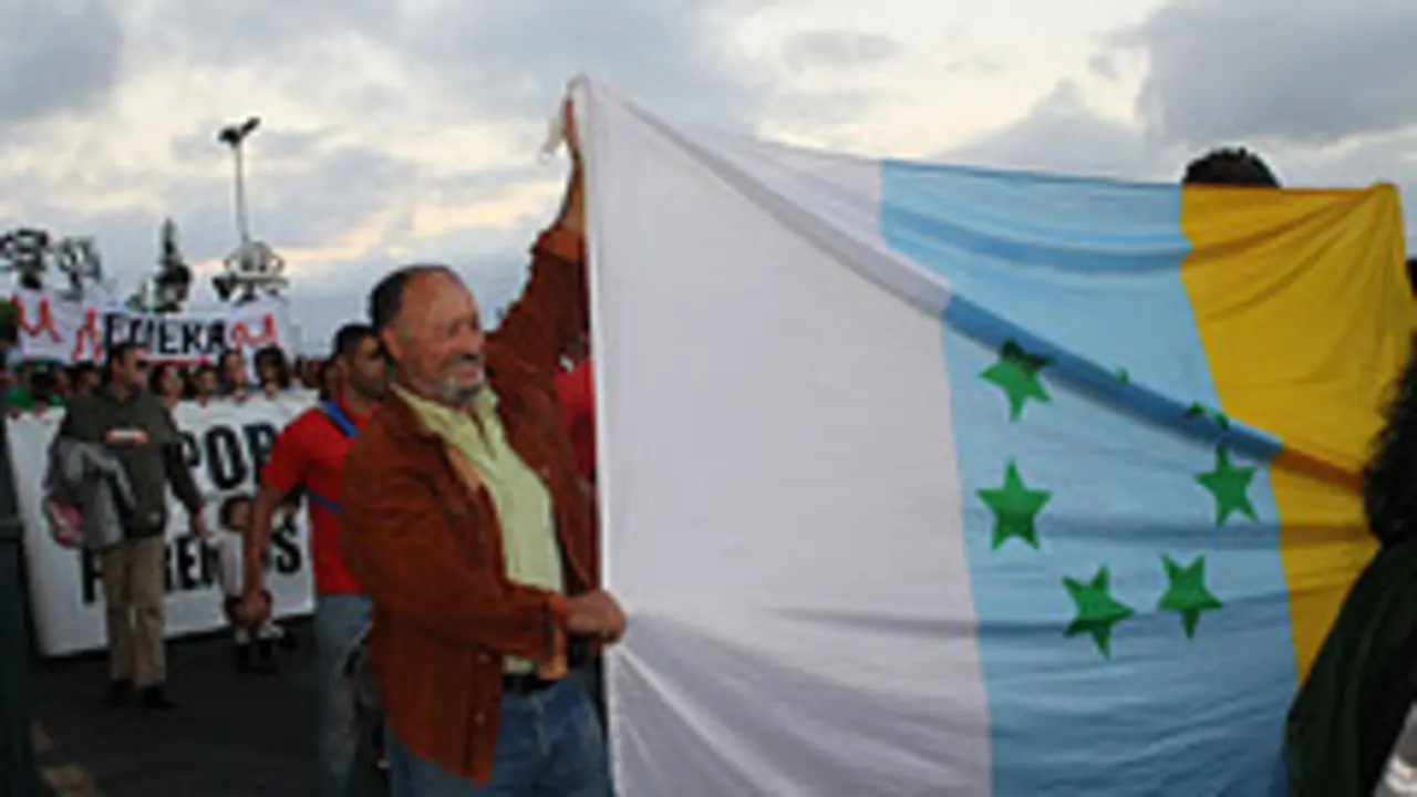 Mamerto Pérez con la Bandera Nacional Canaria
