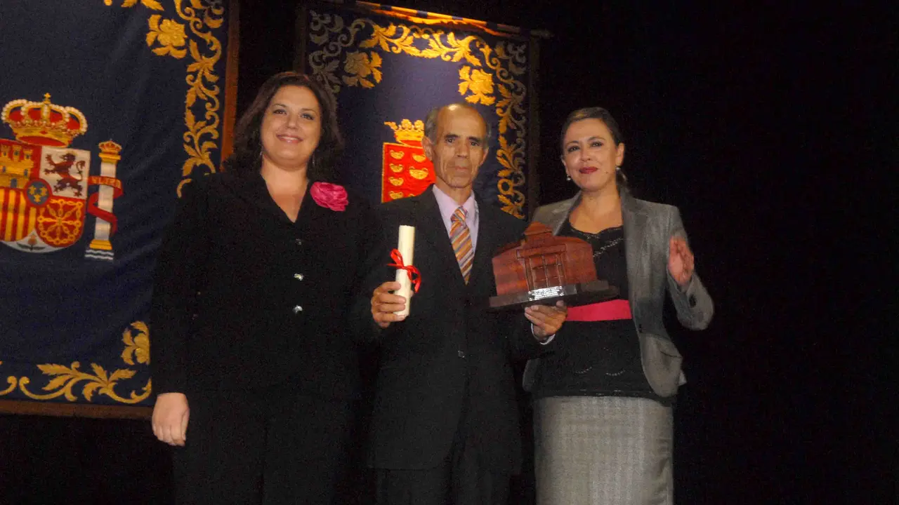 Felipe Martón recibiendo el Premio Ajey