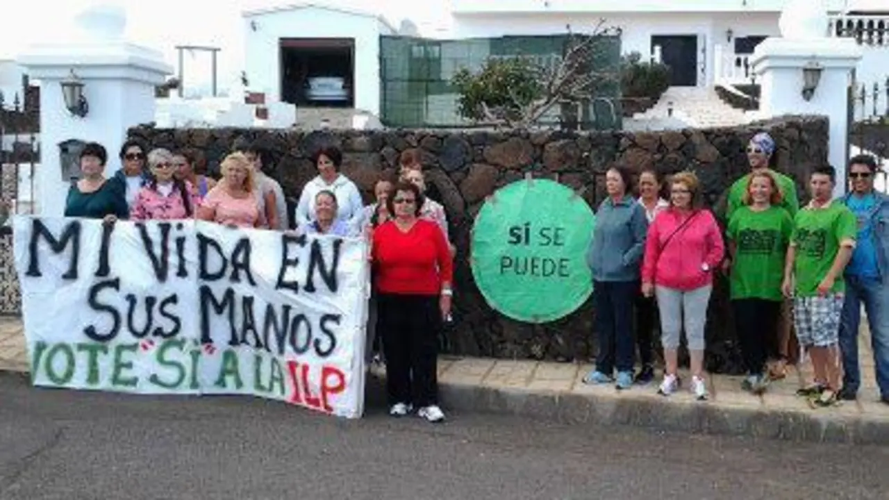 Plataforma de Afectados por las Hipotecas a las puertas de la casa de Paco Cabrera