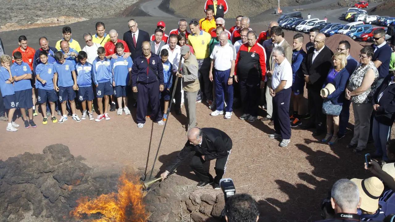 Del Bosque encendiendo la XIX Antorcha