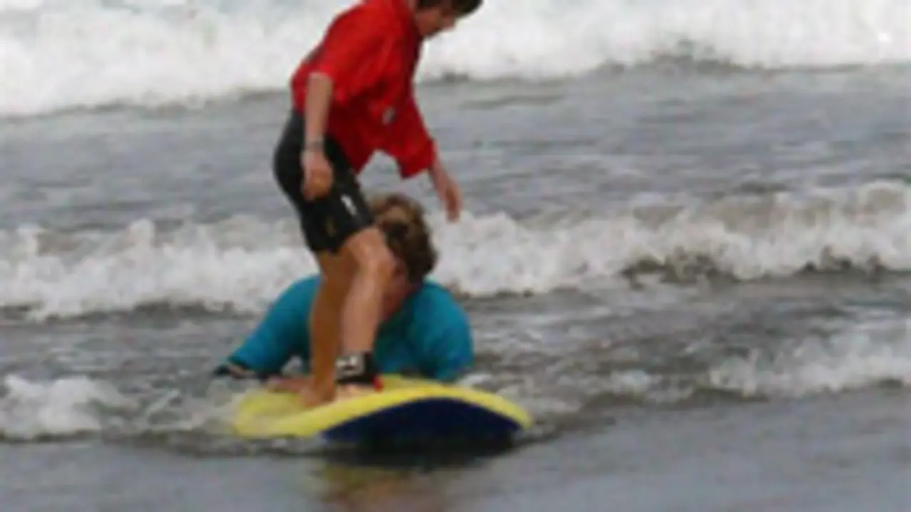 Niños practicando surf