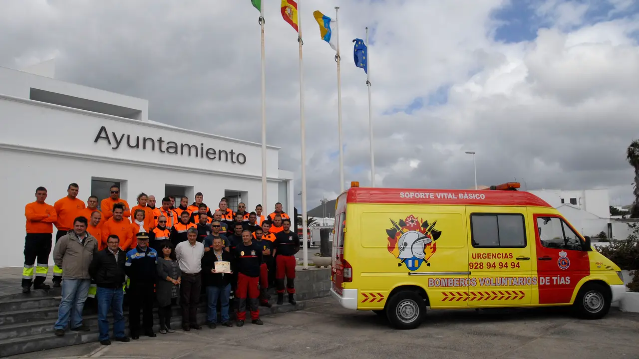 Presentación de ambulancia y firma de convenio con BOLUNTIS