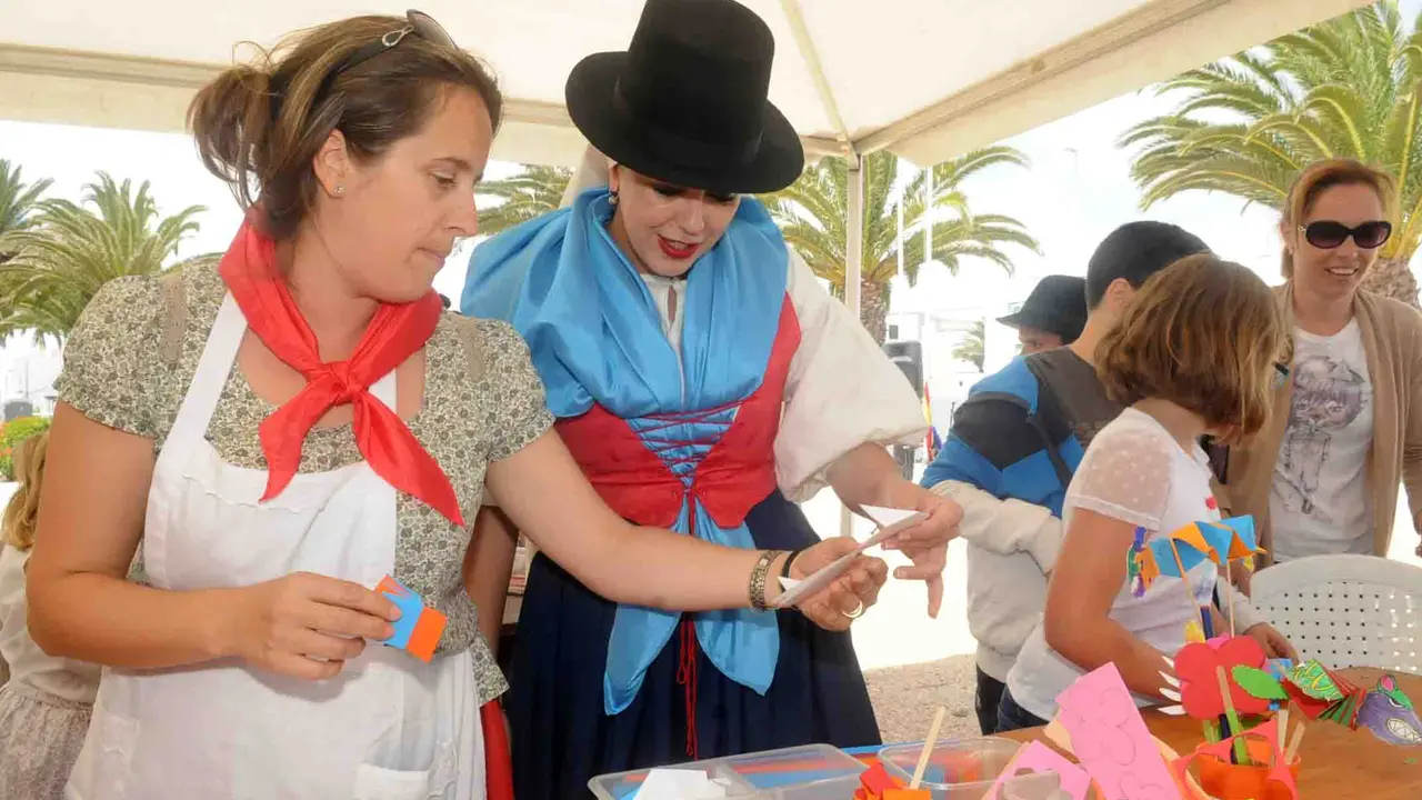 Alcaldesa en Talleres de Día de Canarias