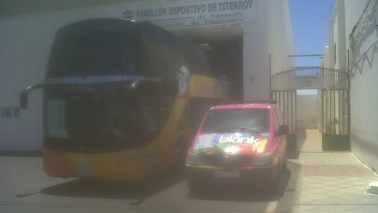 Guagua rotul&aacute;ndose en el Pabell&oacute;n Deportivo de Argana
