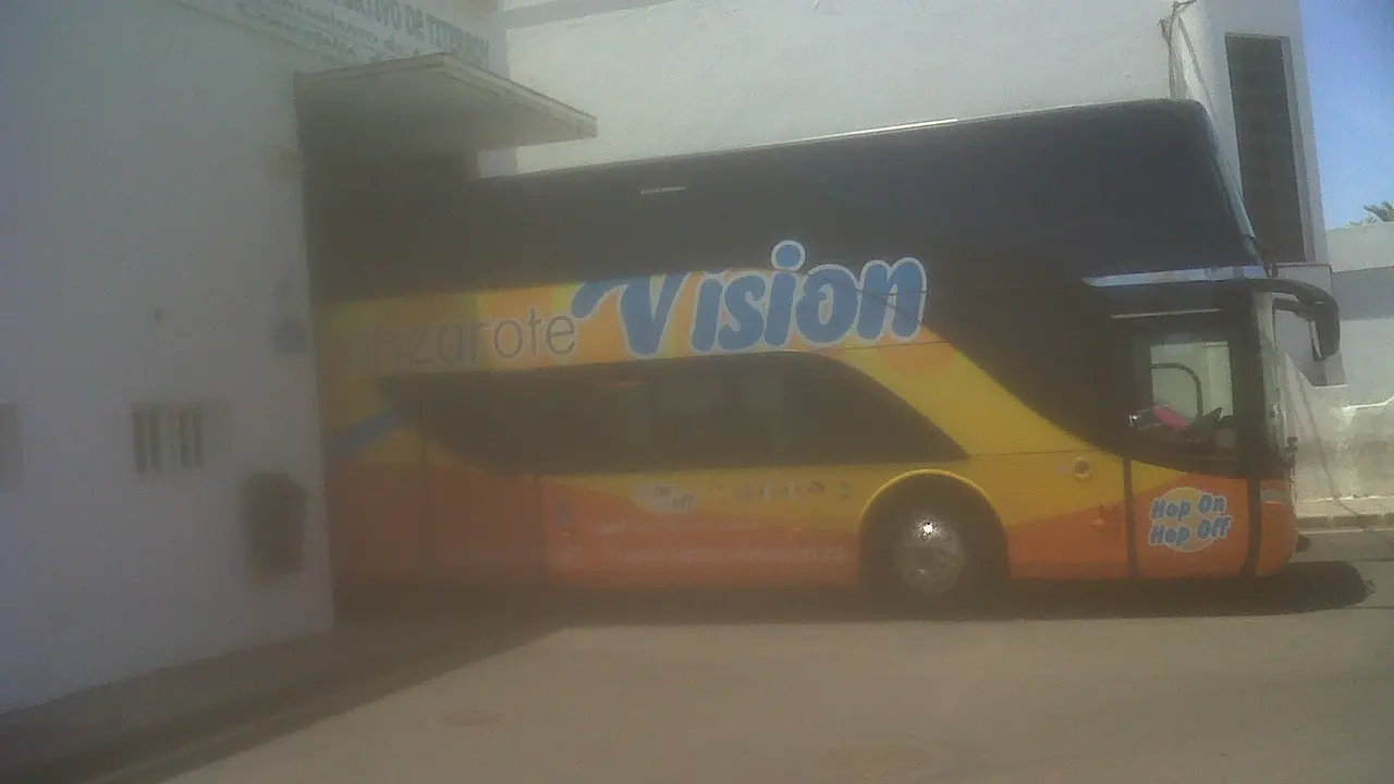 Descubierta la guagua mientras la rotulaban