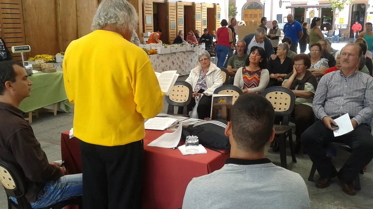 Padre B&aacute;ez presentando su libro
