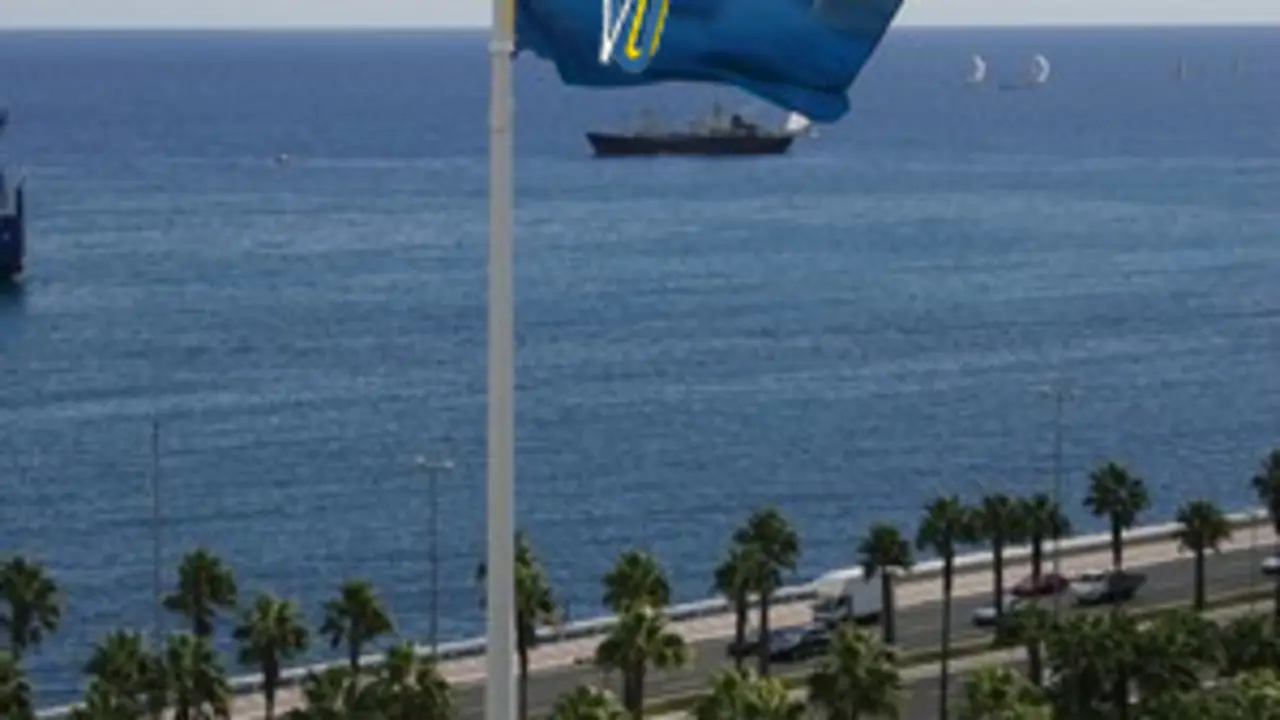 Bandera de Vecinos Unidos en la Fuente Luminosa