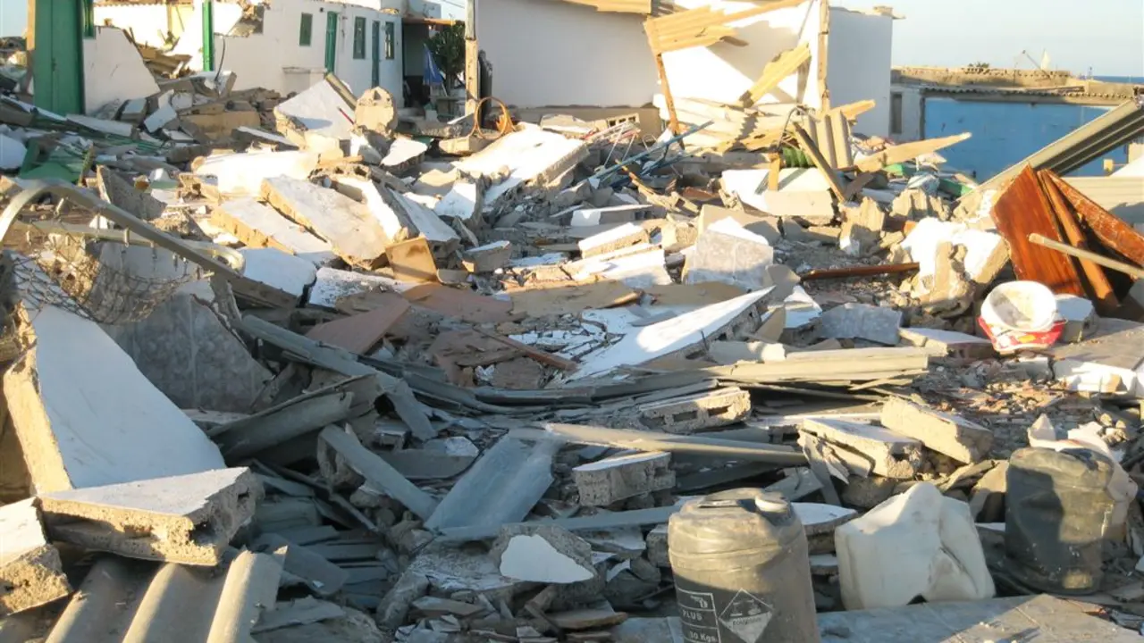Destrucción de las viviendas de Bahía Real