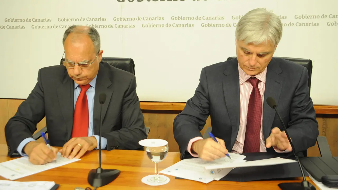 Casimiro Curbelo y José Miguel González firmando el convenio