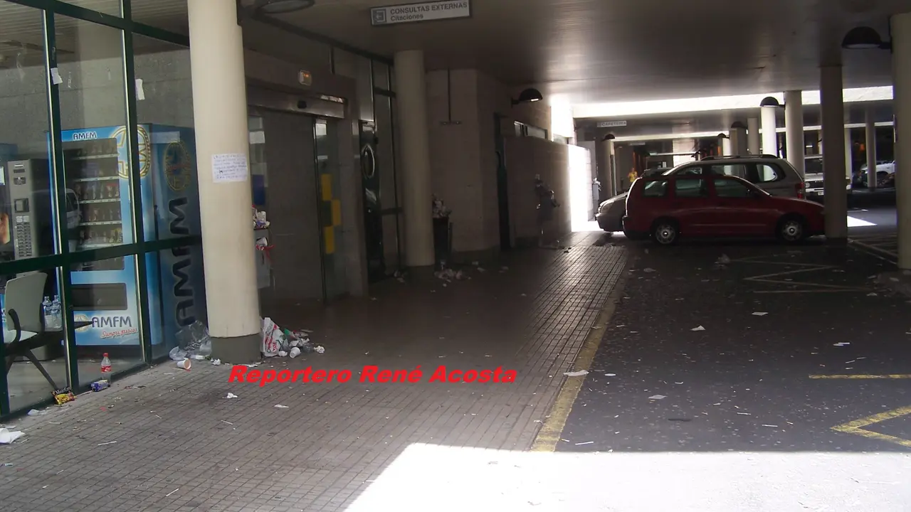 Inmundicias a la puerta del Hospital