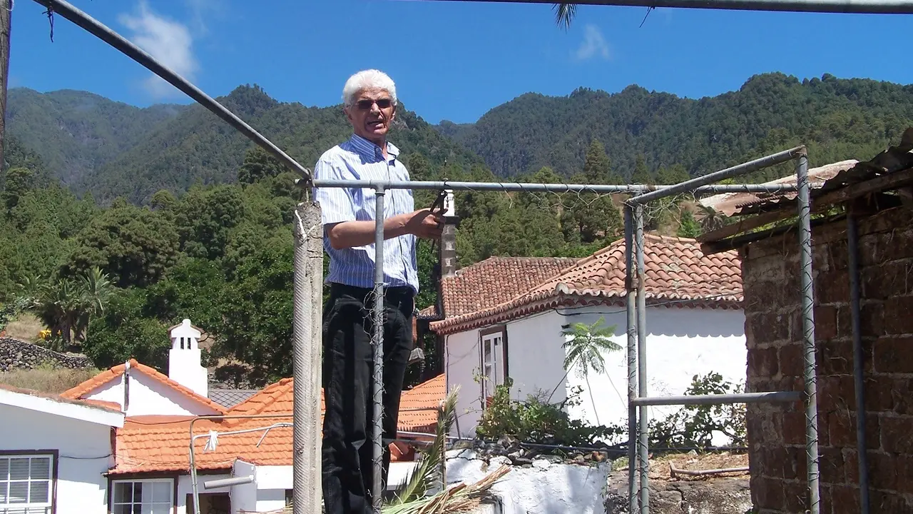 El p&aacute;rroco trabajando en la restauraci&oacute;n