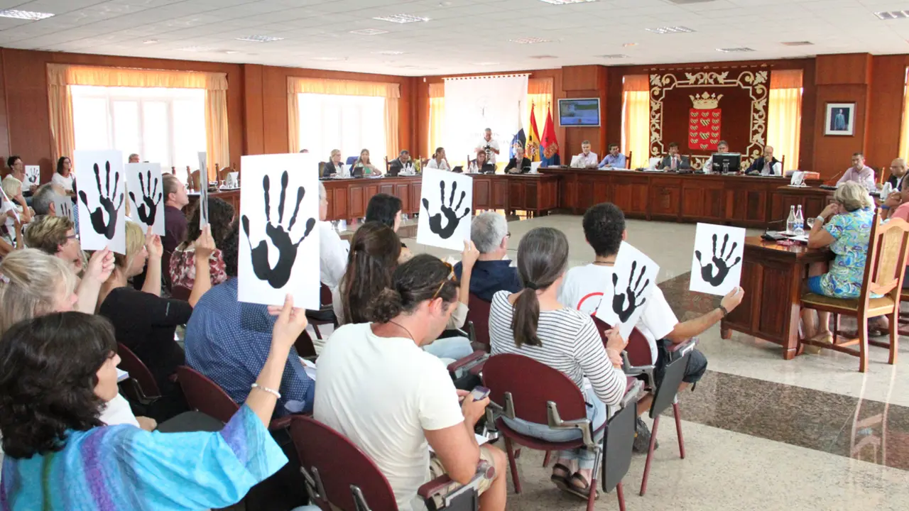 Pleno del Cabildo declarando a REPSOL "non grata"