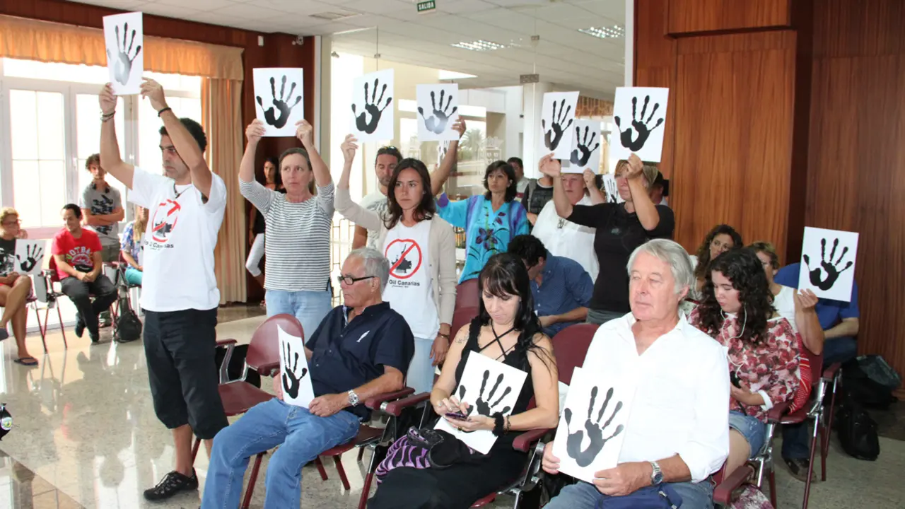 Asistentes al pleno del Cabildo contra las prospecciones