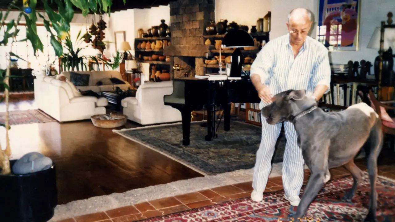 César Manrique en su casa de Haría