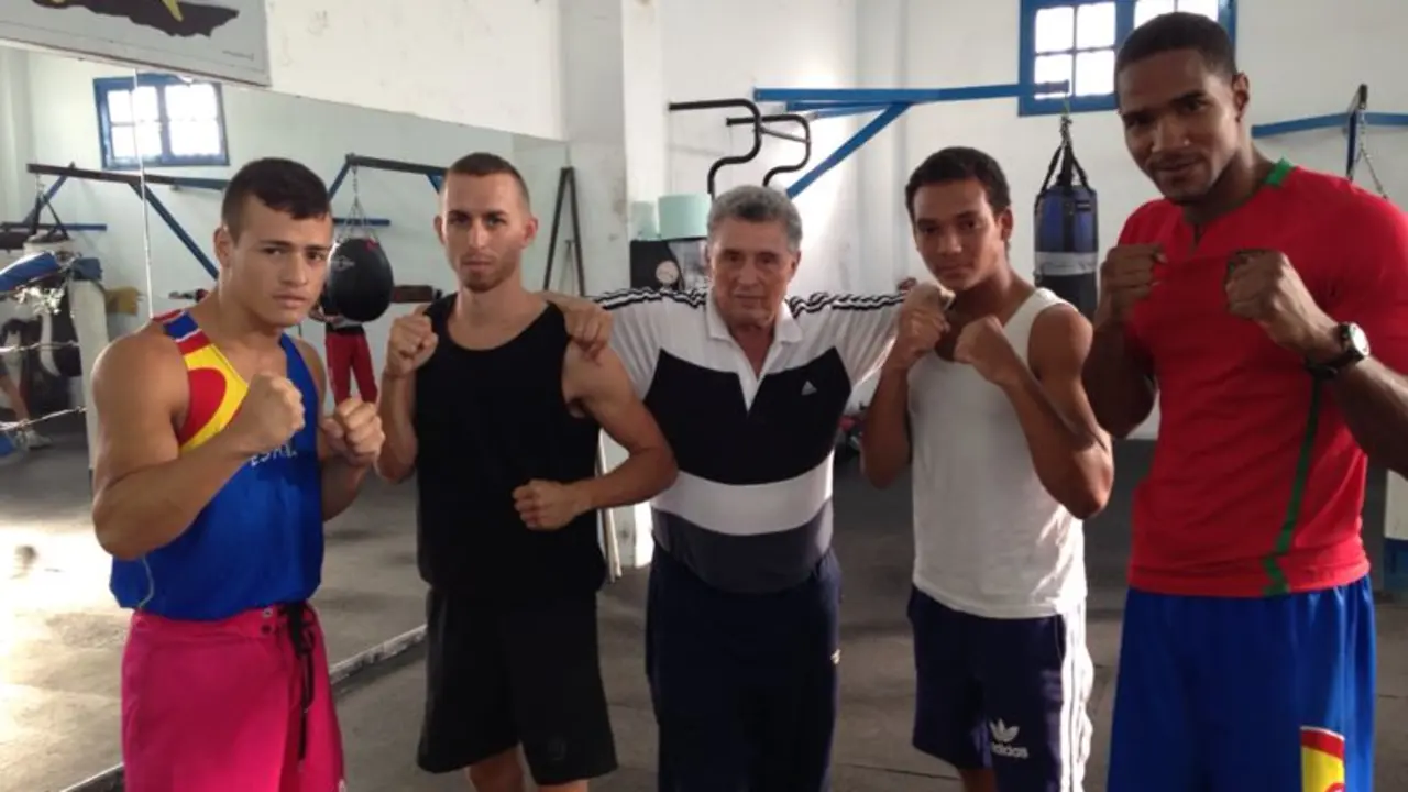 Palenke junto a los protagonistas de la velada de Boxeo