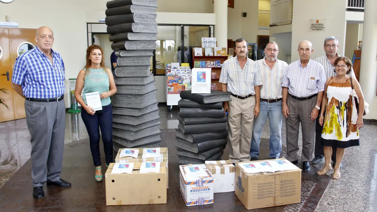 Donado un centenar de lobos a la Biblioteca Insular