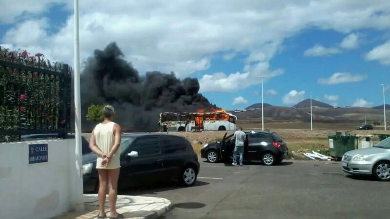 Guagua ardiendo en Puerto del Carmen