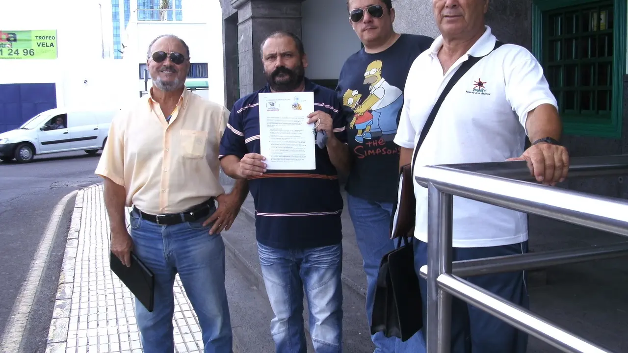 VECINOS UNIDOS y COVEINCA entregando sus Alegaciones contra las Prospecciones