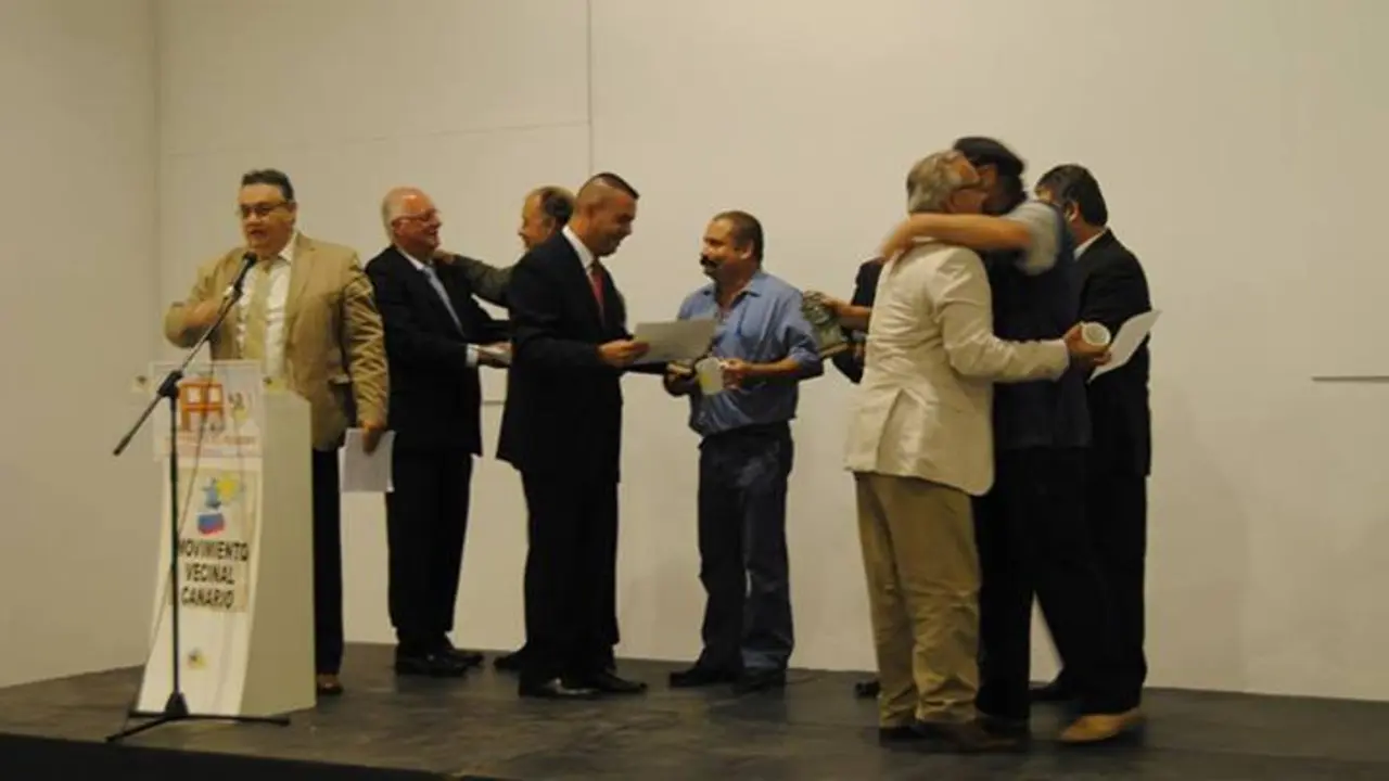 Aureliano Montero recibiendo el Premio de manos del Alcalde de Guía