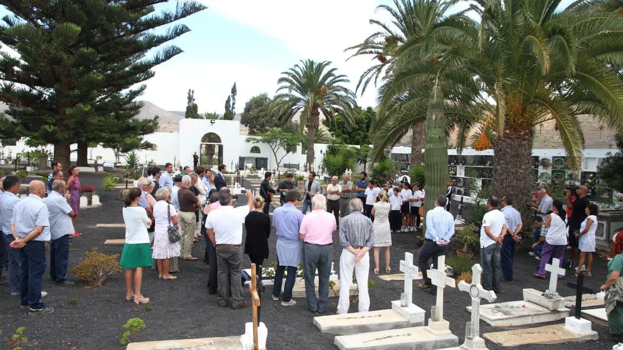 Asistentes al Homenaje a César Manrique en el Cementerio de Haría