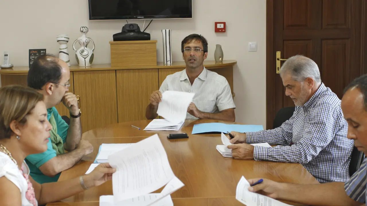 Pedro San Ginés entregando la documentación a la oposición