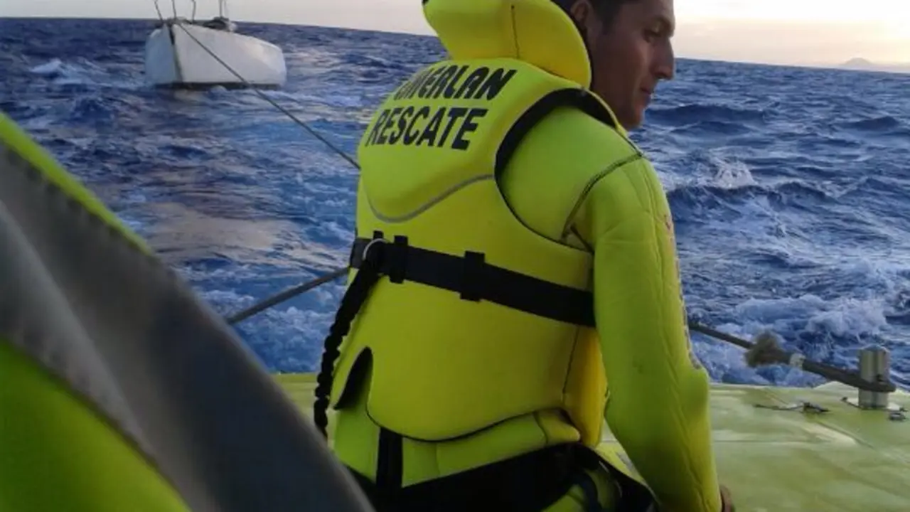 EMERLAN rescatando un velero