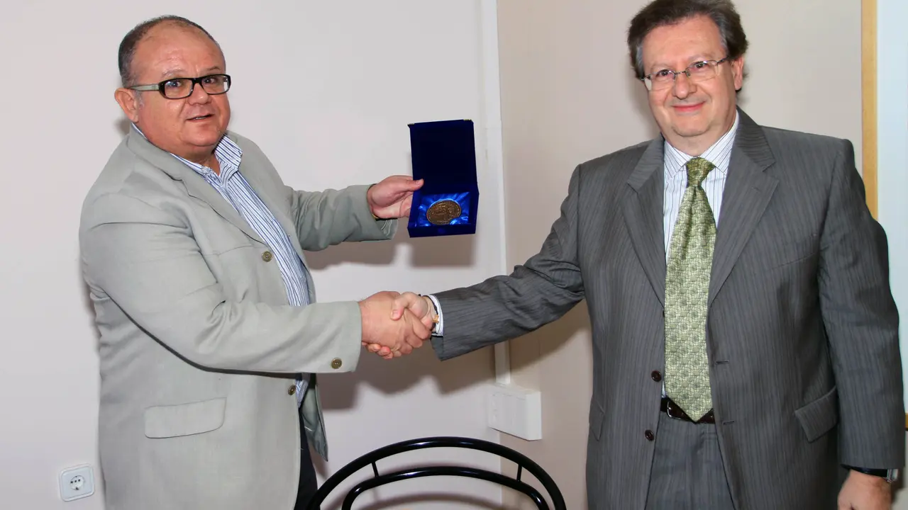 Juan Antonio de la Hoz recibiendo la Medalla