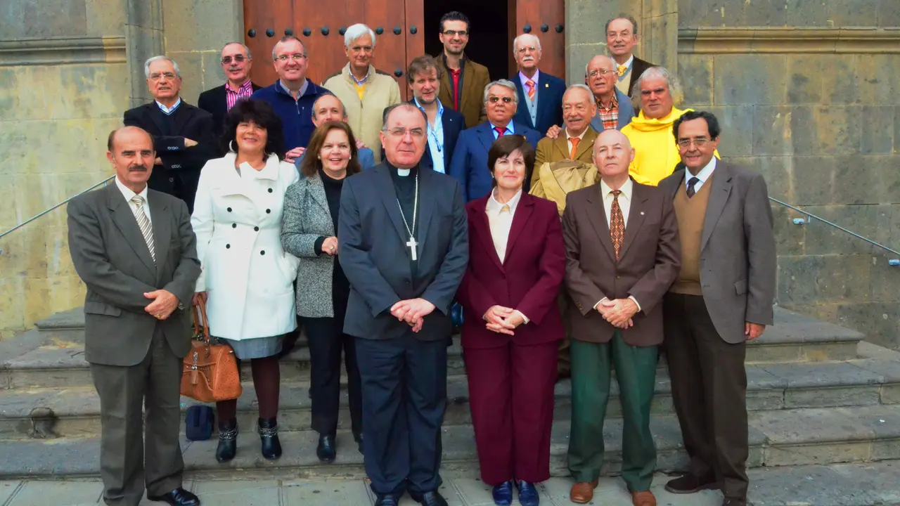 PADRE BÁEZ CON COMPAÑEROS DE LA PRENSA