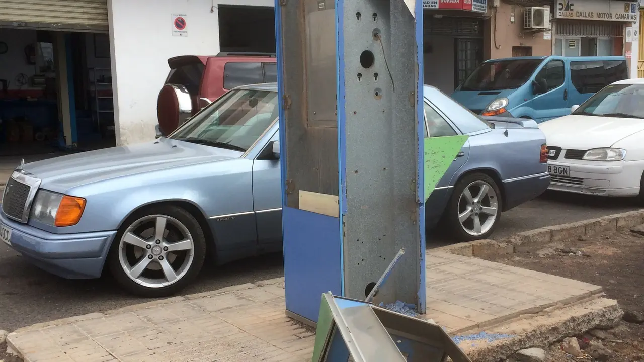 deterioro en el que se encuentran las cabinas de teléfonos en nuestra ciudad de Arrecife .